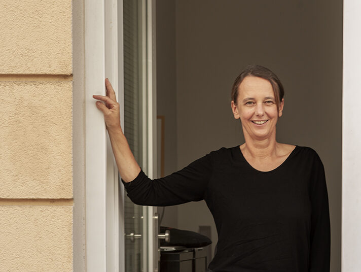 Portrait von Sabine Berthold am Studioeingang